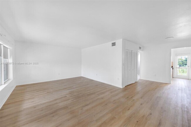 Foto del edificio - 10001 W Bay Harbor Dr