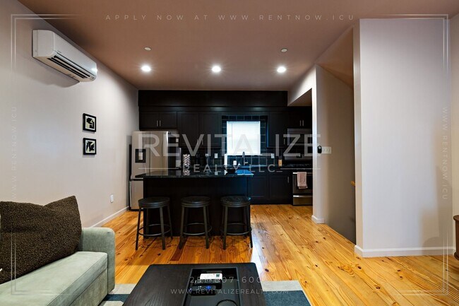 Foto del edificio - Fully Furnished Townhome w/ Private Garage