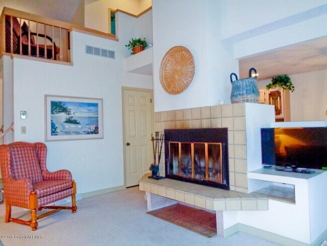 Foto del edificio - 136 Laurelwoods Dr