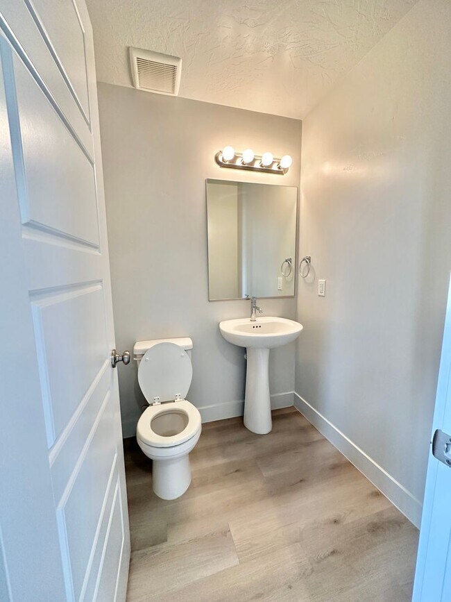Foto del edificio - SMALL DOG FRIENDLY!!  Beautiful 4 Bedroom ...