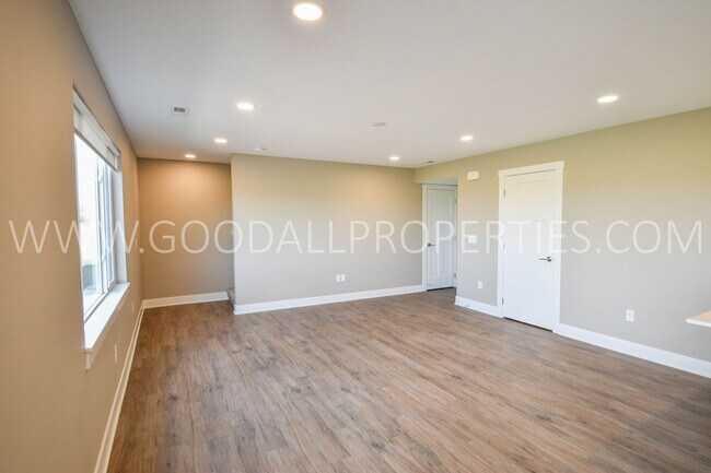 Foto del edificio - Beautiful Newer 3 Bedroom Townhome with at...