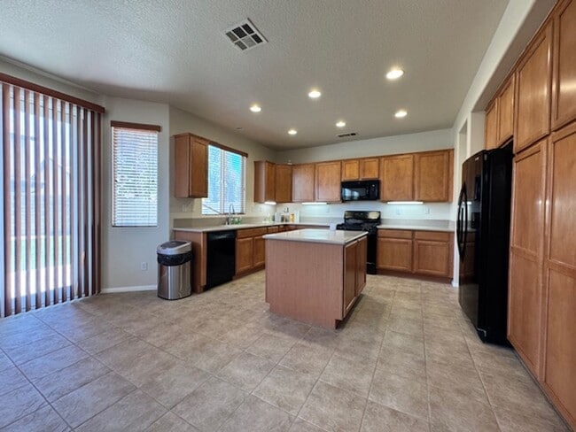 Building Photo - Gorgeous Westside 5 + 3 With Solar - $3700
