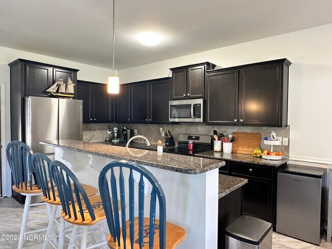 Building Photo - 206 Mango Pl N