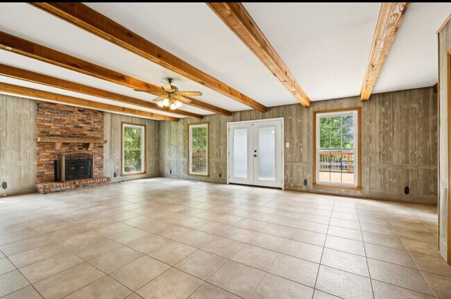 Foto del edificio - Very large 4 or 5 bedroom ranch in Donelso...