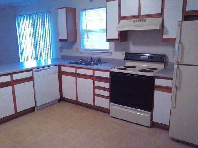 Building Photo - 2 Bedroom, 1 bath apartment Upstairs Unit