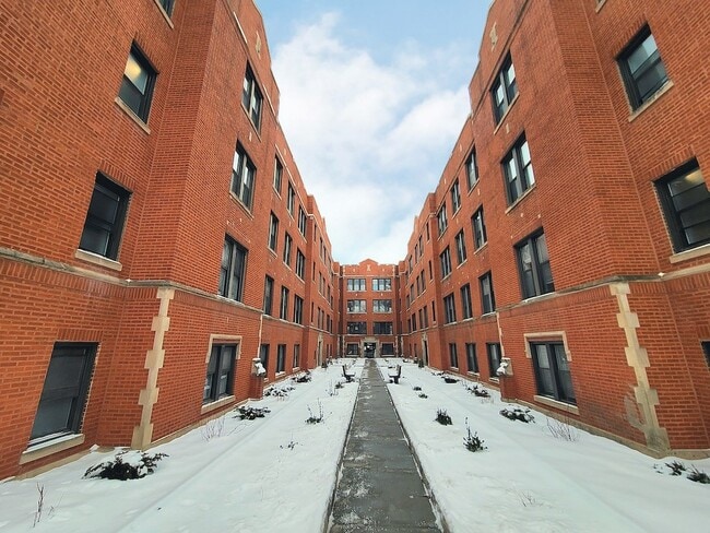 Building Photo - 3934 N Janssen Ave