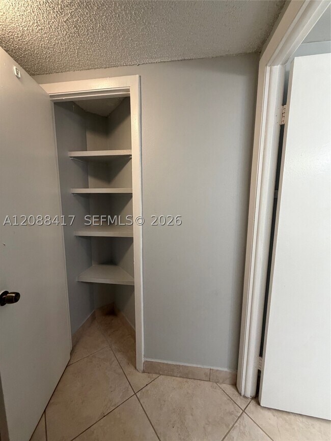 Foto del edificio - 8290 Lake Dr