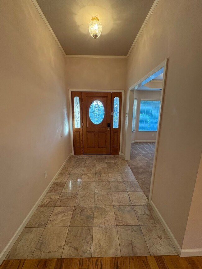 Building Photo - Southwest Visalia Home Available Now!!