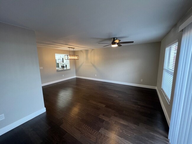 Building Photo - 2 Bedroom 2 Bath - Beautiful Corner Townhome W. Hardwood Floors