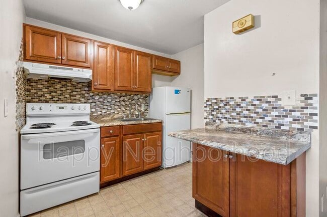 Building Photo - 451 Divinity St