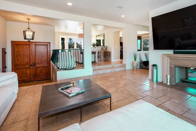 Foto del edificio - Spectacular View Home for Lease in Bel Air Knolls