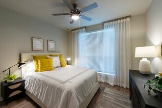 Building Photo - 30020 Creekside Ter Dr