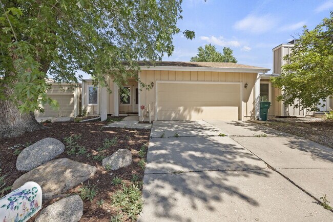 Foto del edificio - Close to Fort Carson and Cheyenne Mountain, 3 bedroom townhome with 2 car garage.