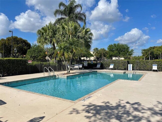 Foto del edificio - 3350 Pinewalk Dr N