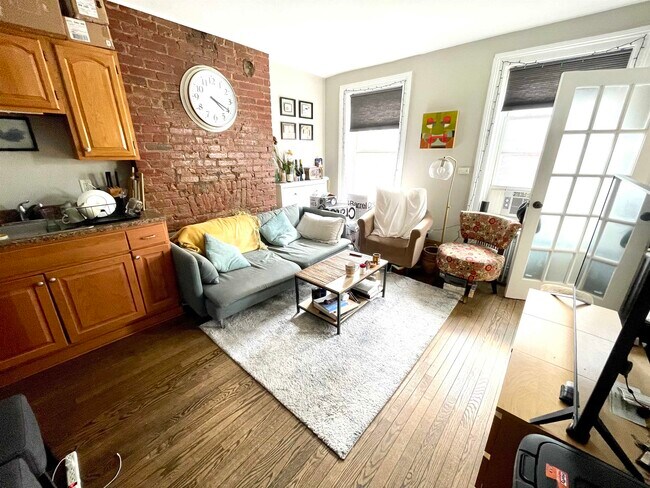 Building Photo - 352 Varick St