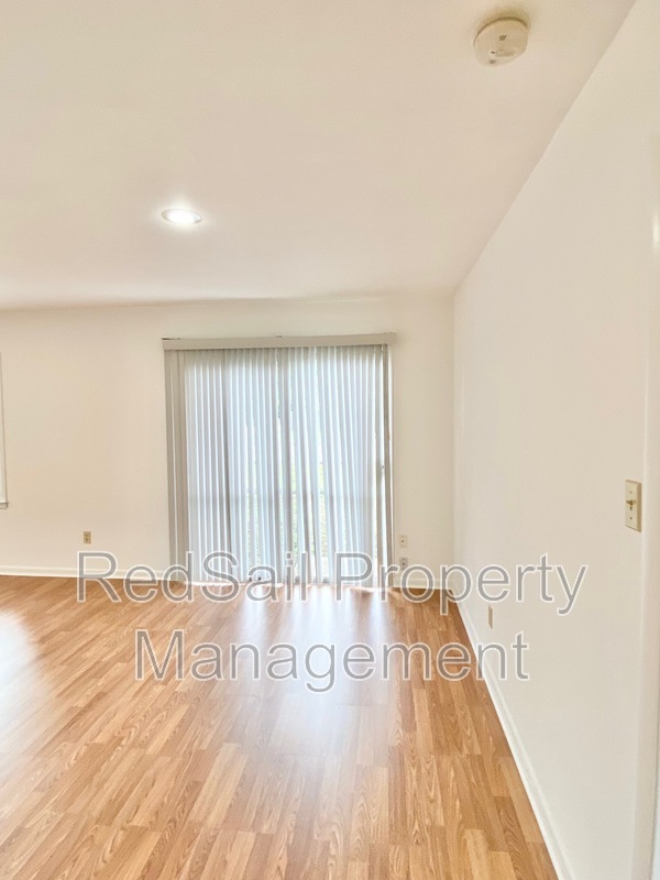 Building Photo - 701 Essex Park Dr
