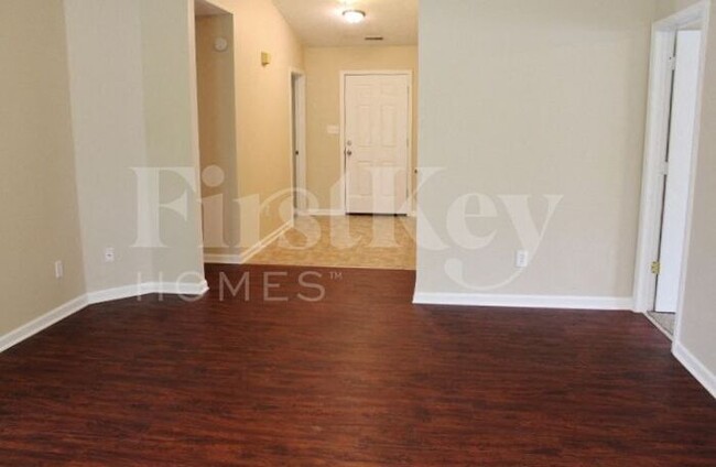 Foto del edificio - 5826 Emmert Way