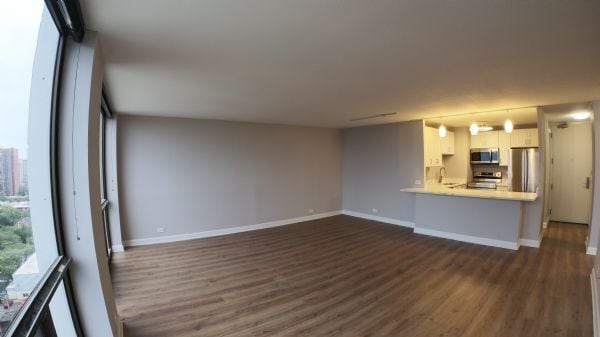 Building Photo - 4343 N Clarendon Ave