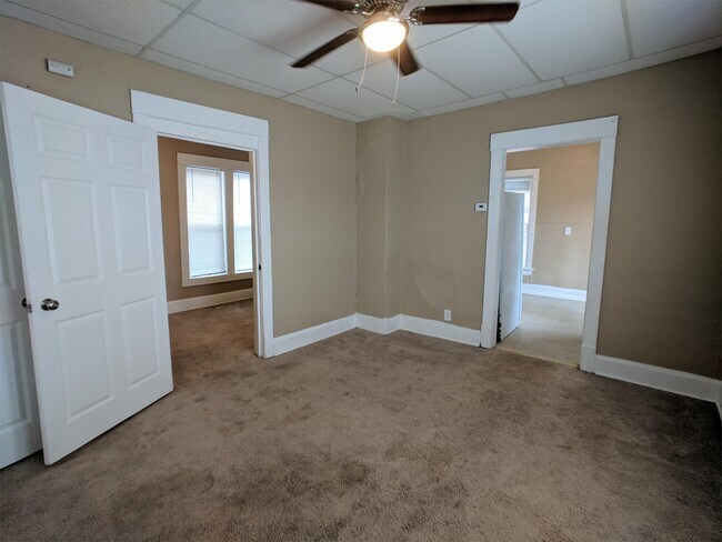 Foto del edificio - 223 E College St