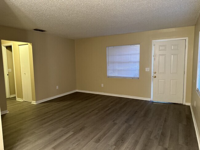 Building Photo - 3009 Ernest Dr