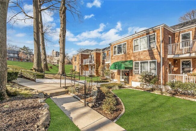 Foto del edificio - 920 Pelhamdale Ave