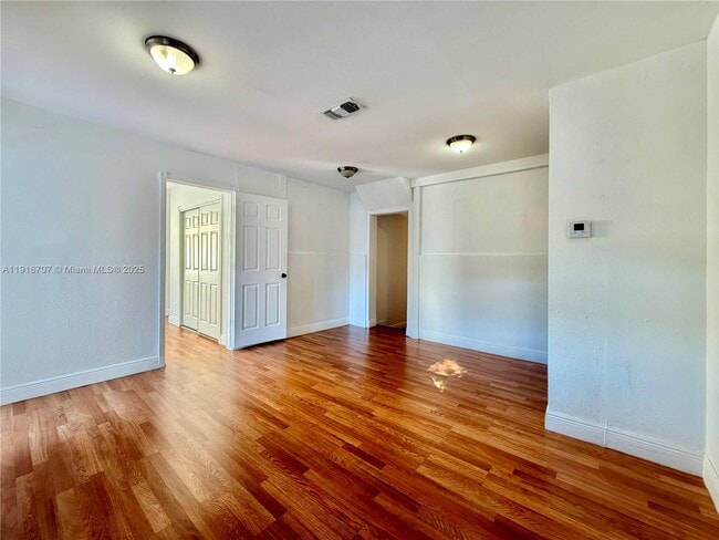 Foto del edificio - 2729 SW 24th St