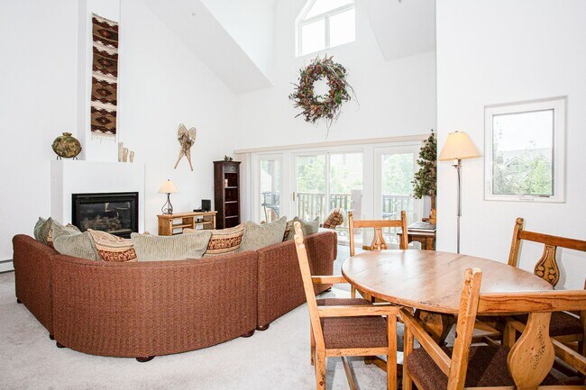 Foto del edificio - Convenient Location! Lots of Space and Lig...