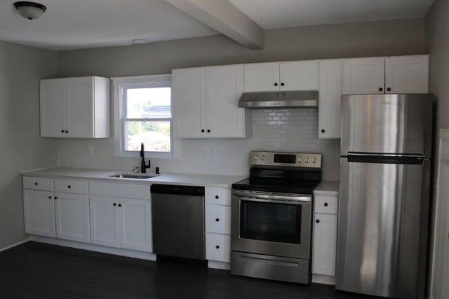 Building Photo - 3 Bedroom Single Family Home