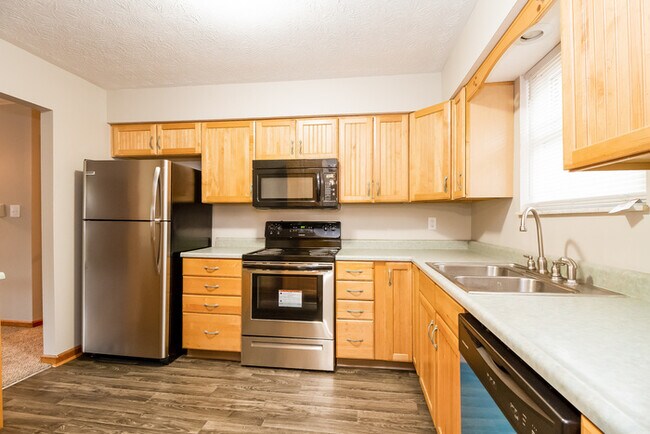 Building Photo - 811 Victoria Dr