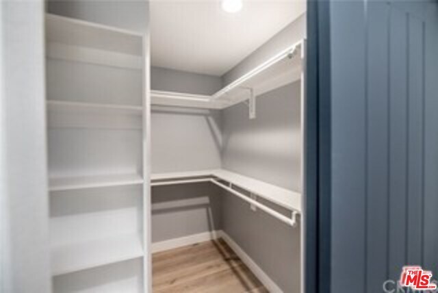 Foto del edificio - 1120 N Heliotrope Dr