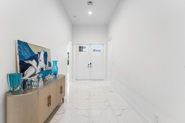 Foto del edificio - 9256 Crestview Cir