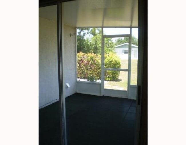 Building Photo - Affordable 3 bedroom 2 bath centrally located