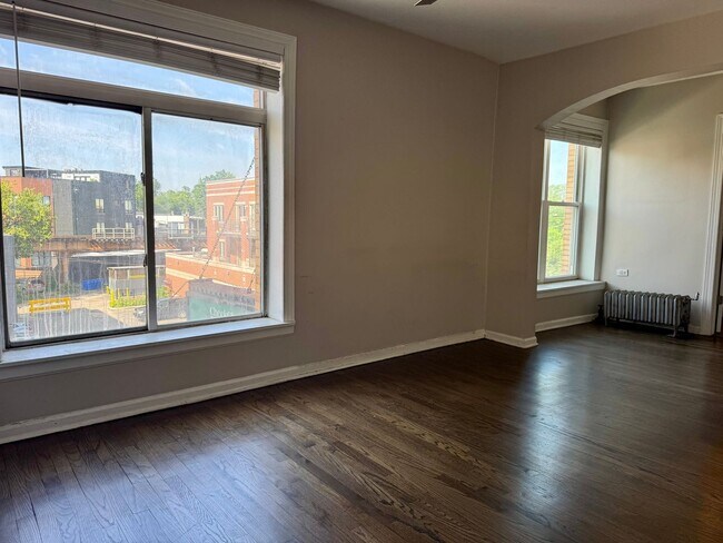 Foto del edificio - Bright & Spacious Logan Square Studio