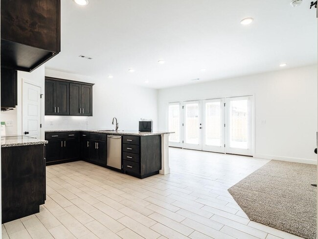 Foto del edificio - 2161 Wildflower Dr