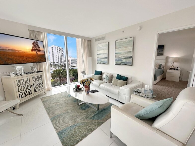 Foto principal - 250 Sunny Isles Blvd