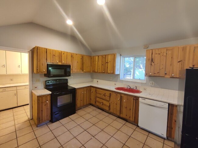 Foto del edificio - PRIVATE, COZY 2-3 BDRM 1.5 BATH HOME W/ HU...
