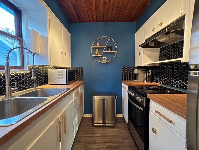 Building Photo - 211 Lessin Ln