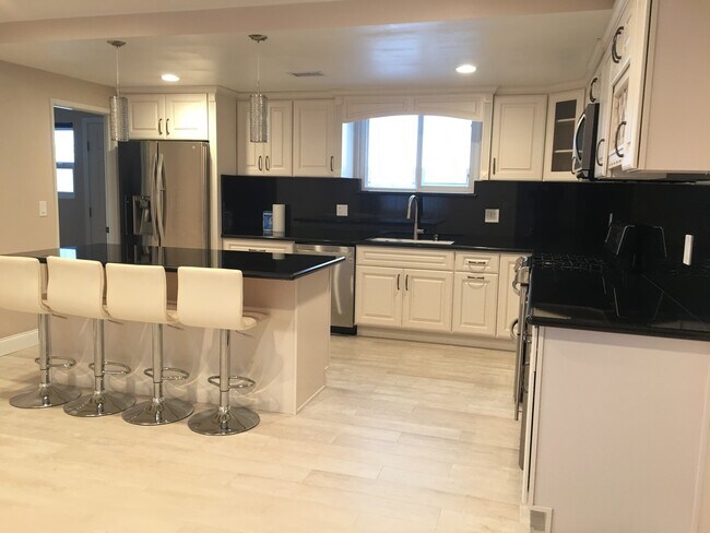 Foto del edificio - Single Story 3 Bedroom 2.5 Bath Home,