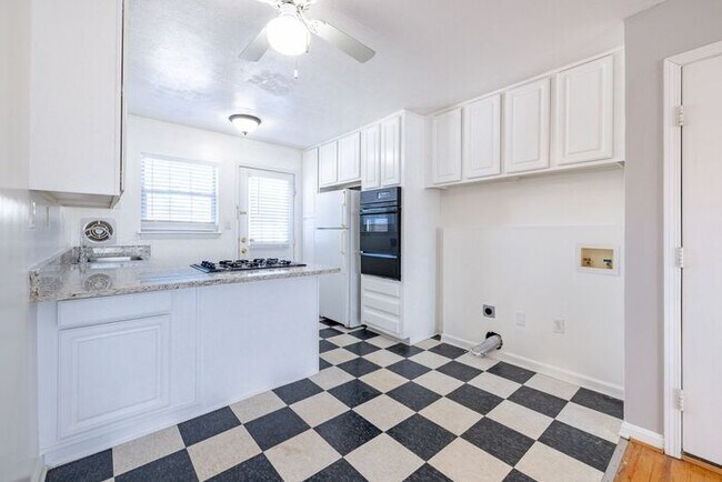 Foto del edificio - Renovated 2 Bedroom Apartment in Buckhead | Premium First-Floor Unit – Peachtree Hills Court Atla...