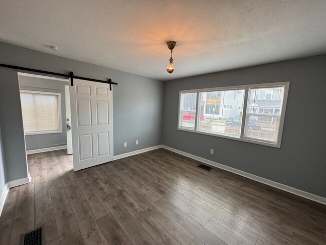 Building Photo - Fountain Square 3 Bed 2 Bath with fenced in backyard