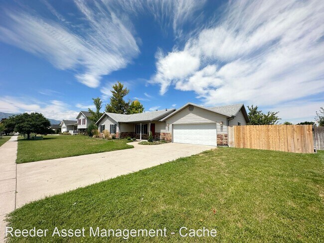 Foto del edificio - 4 br, 2 bath House - 903 West 2730 South