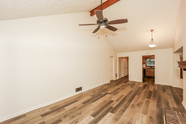 Building Photo - 7074 Williamsburg Dr