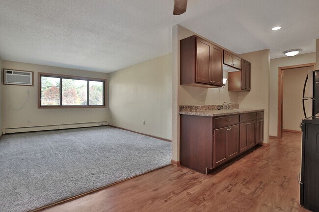 Foto del edificio - 6001-6023 E Viking Blvd
