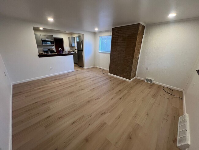 Foto del edificio - Beautiful 2 Bed/2 Bathroom Home located in...