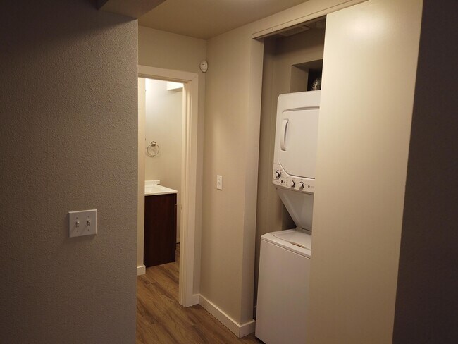 Building Photo - 2515 Thorndyke Ave W