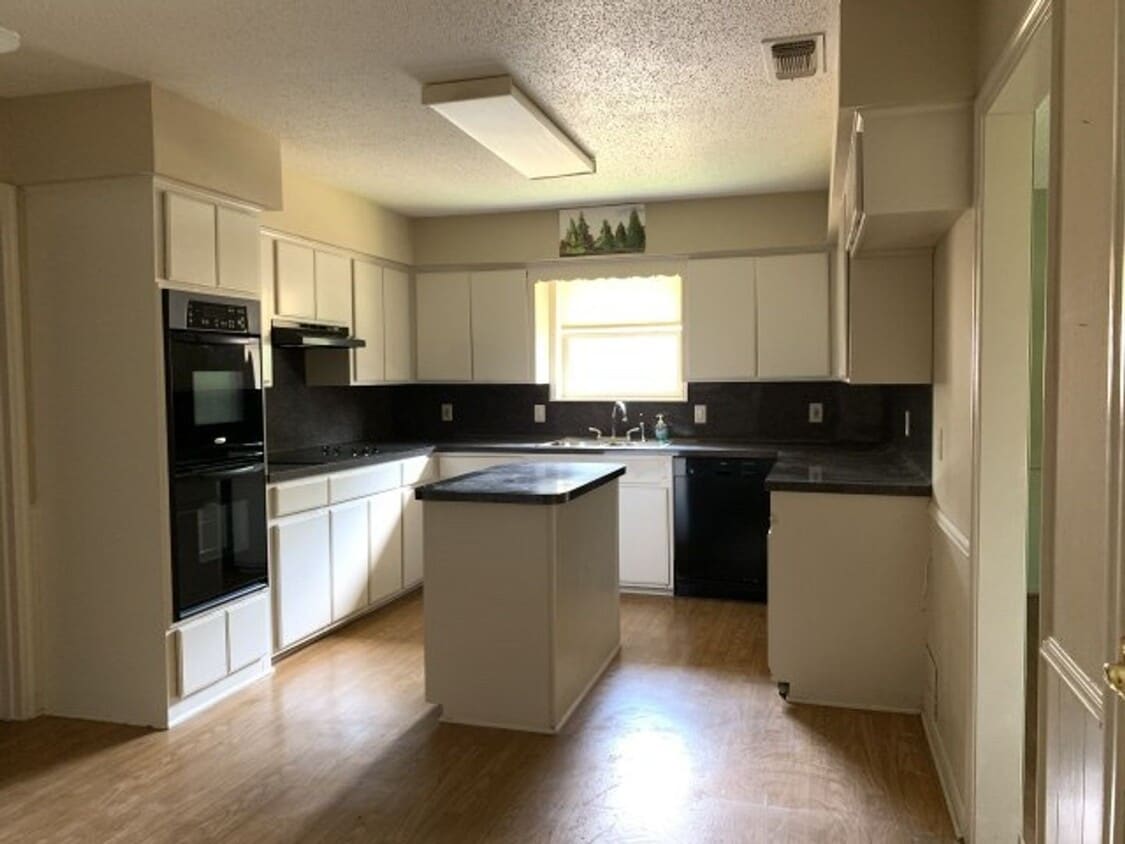 3/2.5/2 LISD FENCED YARD PET FRIENDLY - 3/2.5/2  LISD FENCED YARD PET FRIENDLY