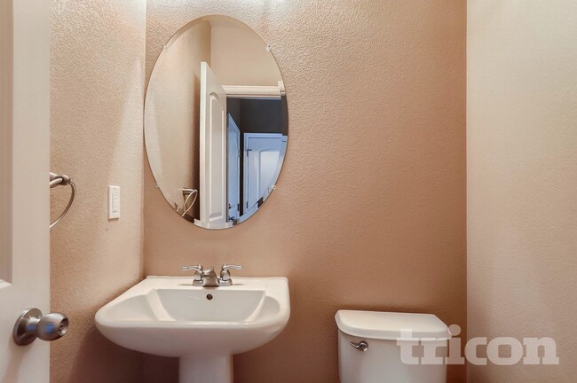 Building Photo - 1570 Edenbridge Dr