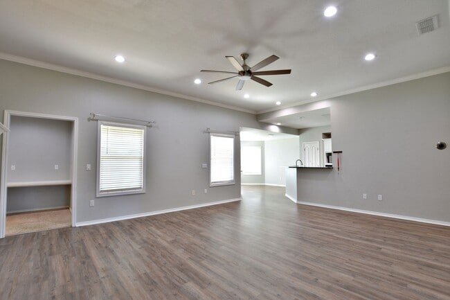 Foto del edificio - Beautifully designed 4 Bed 2 Bath home wit...