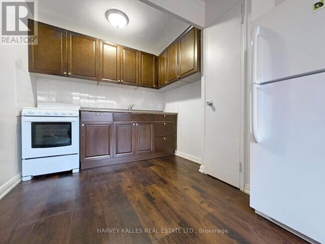 Photo du bâtiment - 1490 Eglinton Ave W