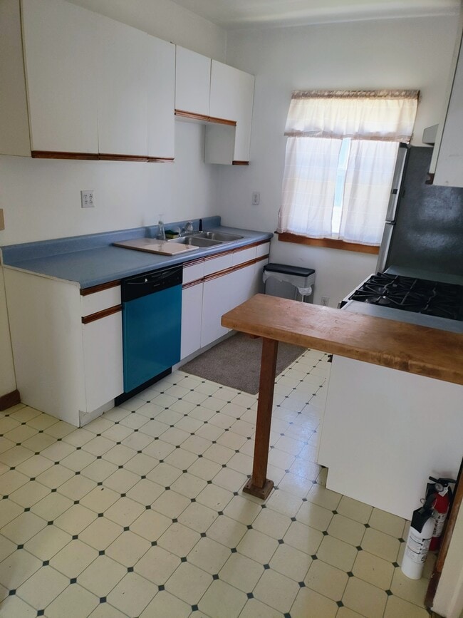 Kitchen - 764 Amherst St